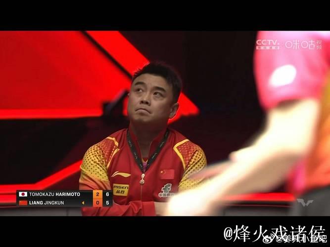 名牌收起难掩失落!王皓与张本智和握手时表情凝重被拍 名牌收起难掩失落!王皓与张本智和握手时表情凝重被拍